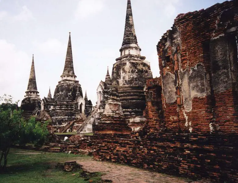 File:Ayutthaya 3 pagodas.jpg