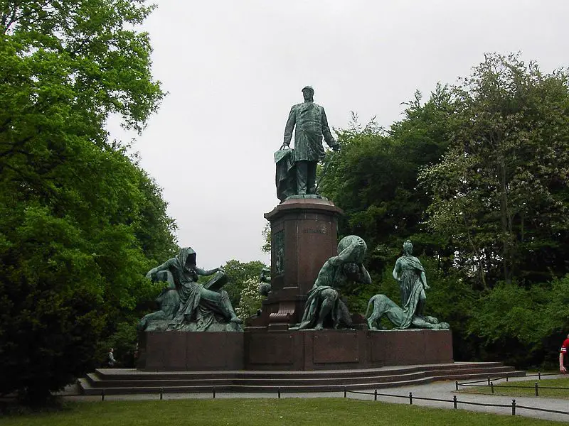File:Hideousbismarckmemorial.JPG