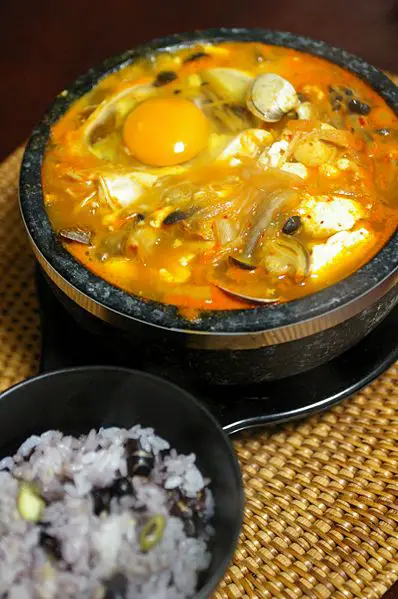 File:Korean food-Sundubu jjigae-01.jpg