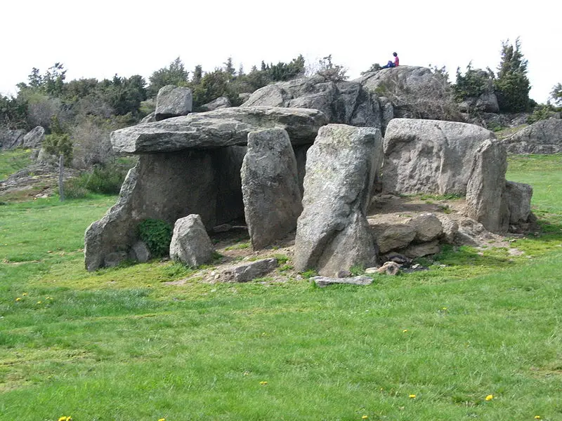 File:Cournols dolmen3.jpg