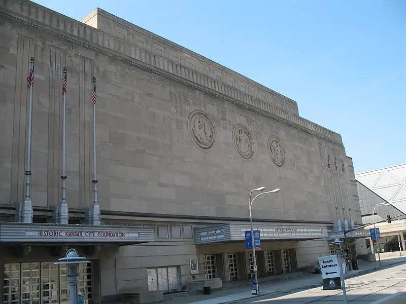 File:Kc-memorial-auditorium.jpg
