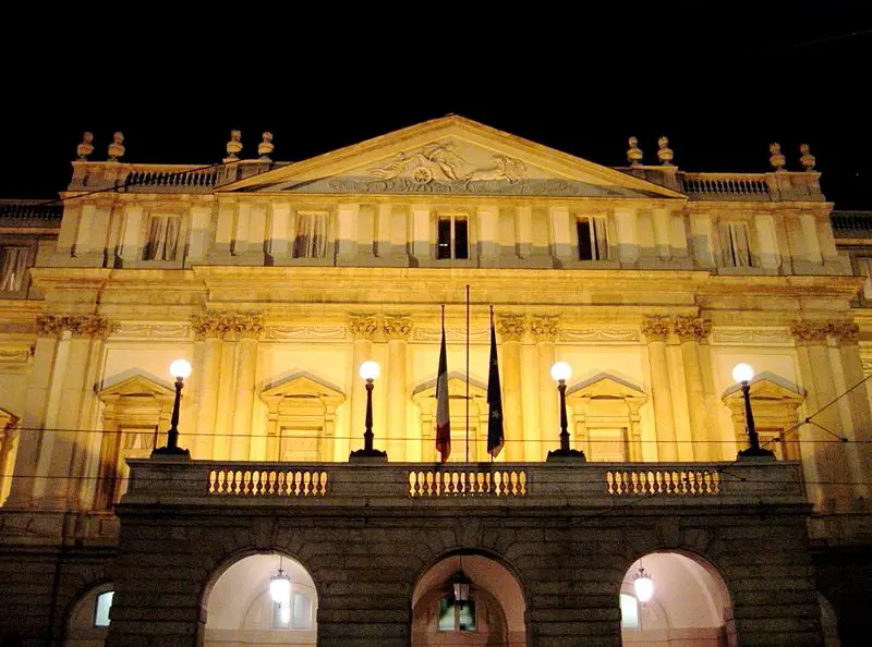 File:Milano-scalanotte.jpg