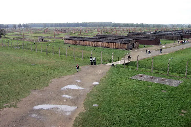 File:Birkenau, Sep 2005.jpg