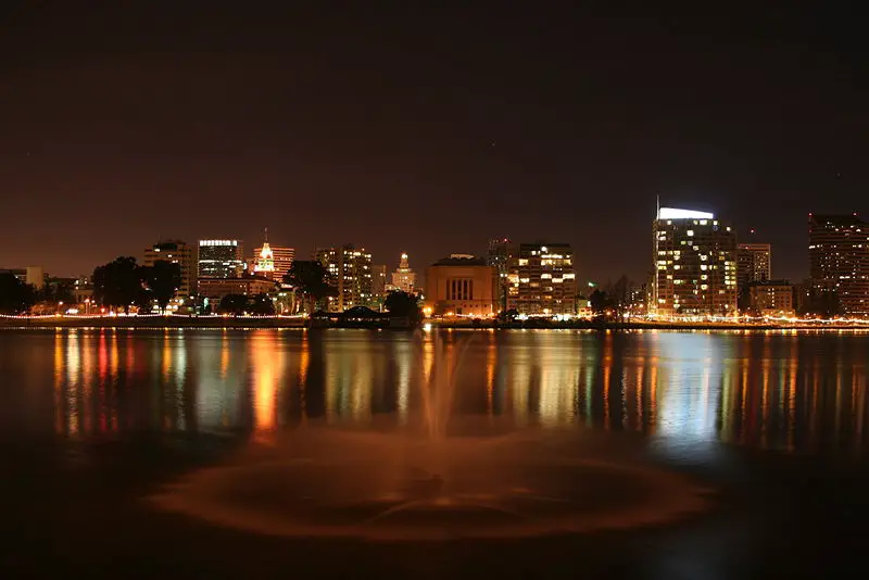File:Oaklandatnight02192006.JPG