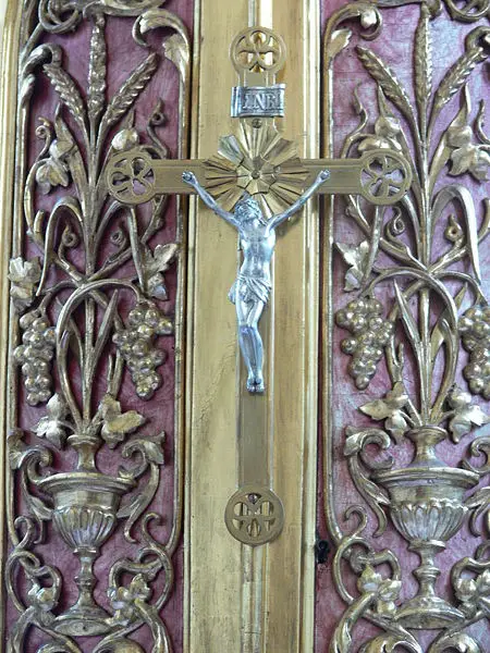 File:Aitrach Pfarrkirche Tabernakel Kruzifix.jpg
