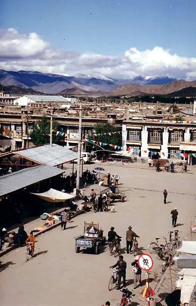 File:Downtown Shigatse.JPG