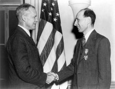 Eugene Wigner receiving Medal for Merit cph.3a38621.jpg