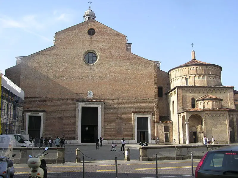 File:Kathedrale und Baptisterium.JPG