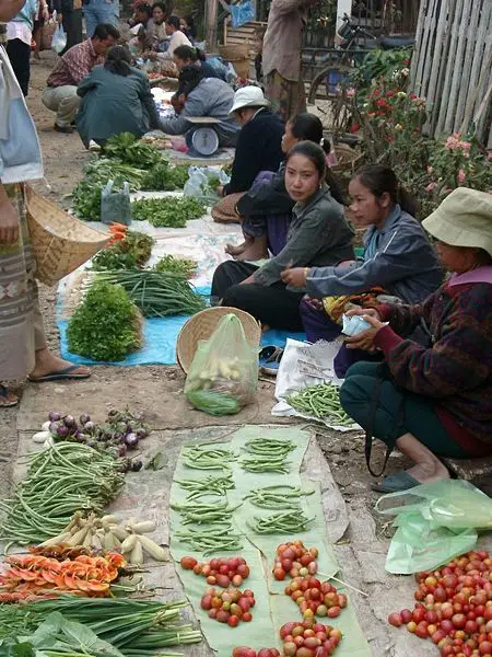 File:Markt Luang Prabang.jpg