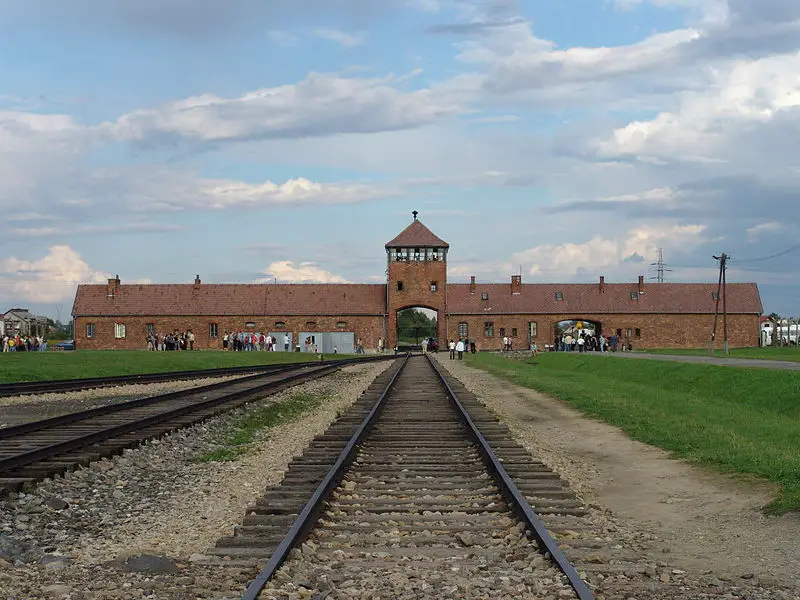File:Birkenau gate.JPG