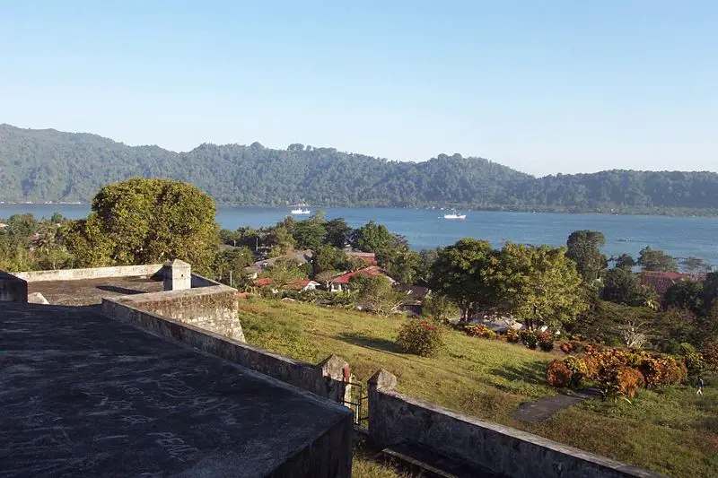 File:BandaBesarIslandSeenFromFortBelgica.JPG