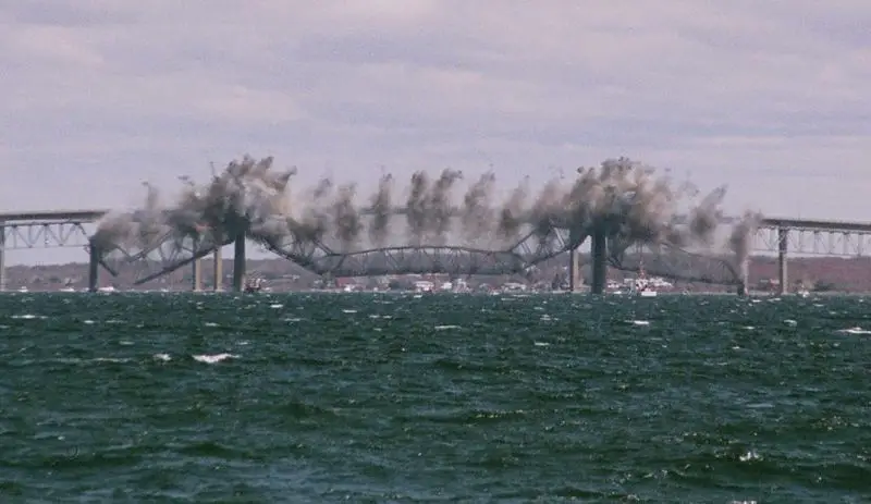 File:Jamestown Bridge demolition2.jpg