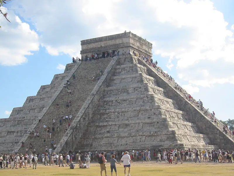 File:El Castillo, Chichén Itzá.jpg