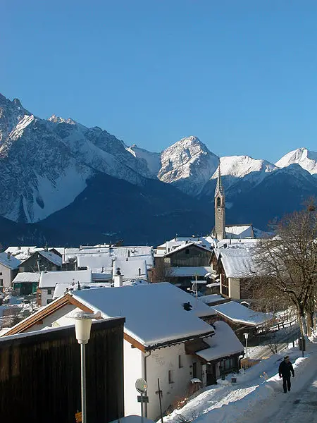 File:Schweiz graubuenden sent.jpg