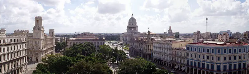 File:Parque Central mit Capitolio.jpg