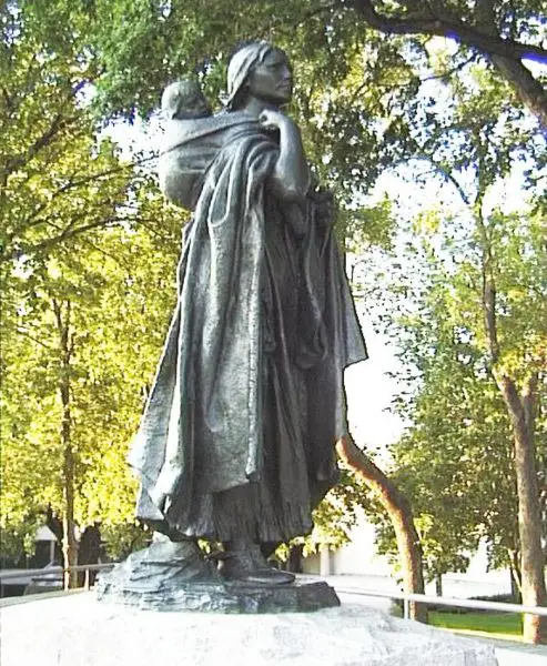 File:Sakakawea-statue-bismarck-nd-2004.jpg