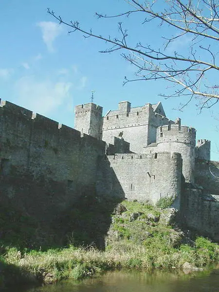 File:Ireland-Cahir Castle.jpg