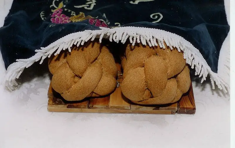 File:Shabbat Challos.jpg
