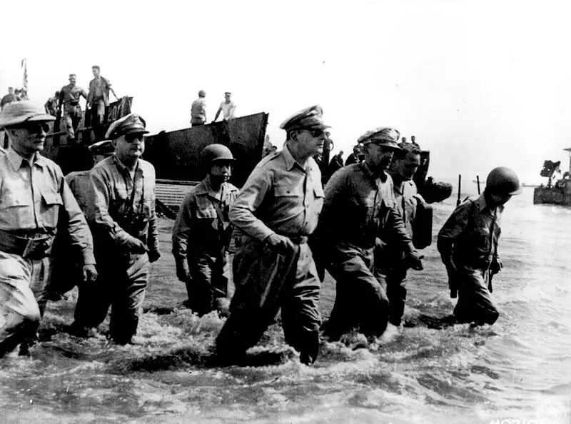 File:Douglas MacArthur lands Leyte.jpg