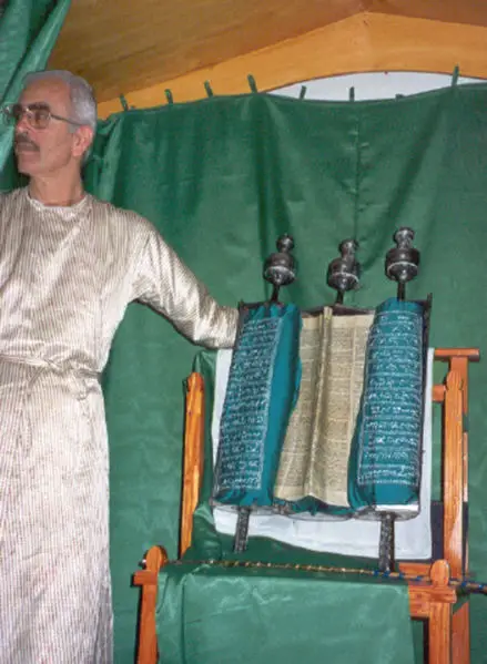 File:Shomroni tora2.jpg