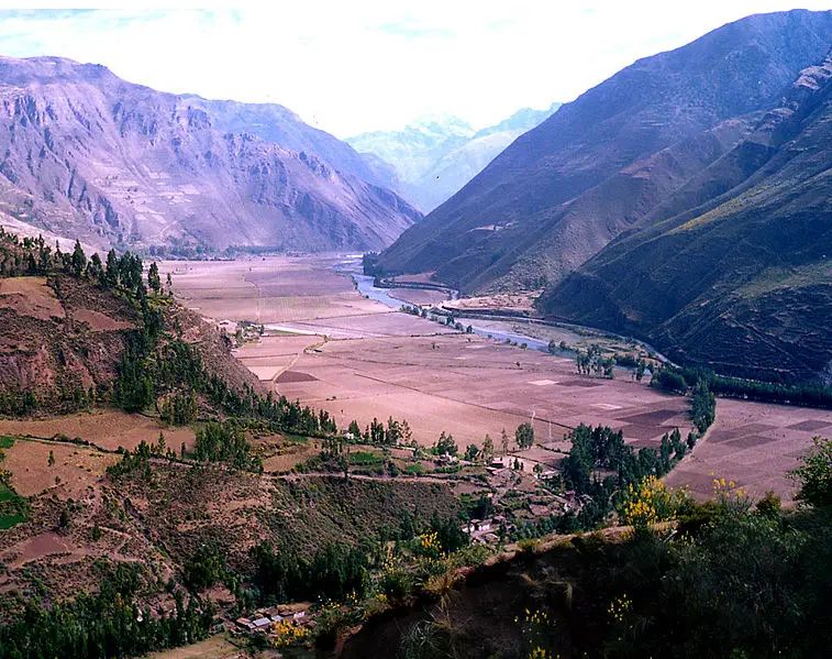 File:Urubamba valley1.jpg