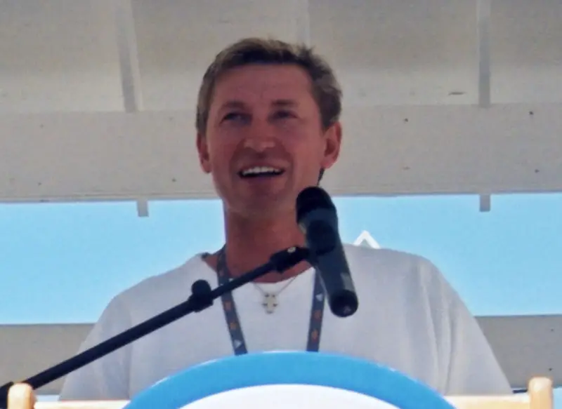 File:Gretzky aug2001 closeup.jpg
