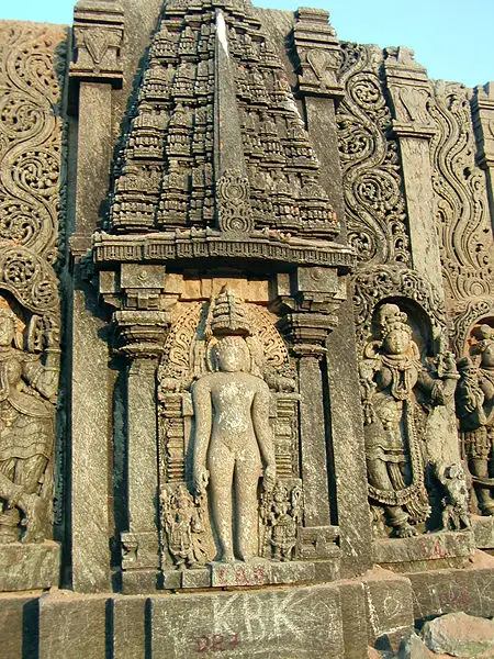 File:Temple dismantled behind Chandragiri1.jpg