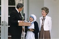 Predsident Ronald Reagan presents Mother Teresa with the Medal of Freedom