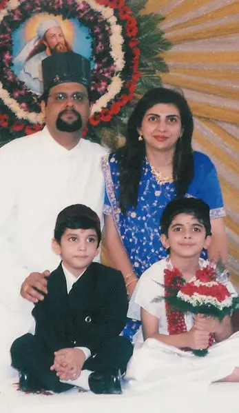 File:Parsi-family-in-traditional-costume.jpg