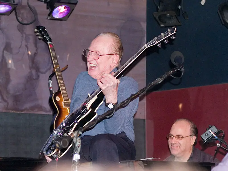 File:Les Paul laughing.jpg