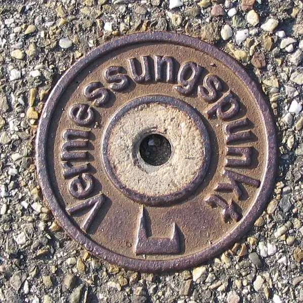 File:Vermessungspunkt.jpg