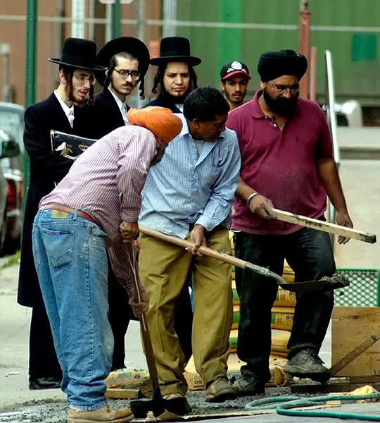 File:Haredim new-york shabbat.jpg